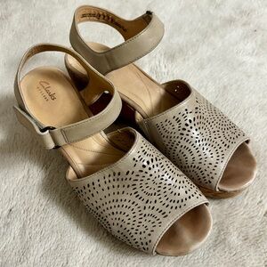 Clarks Artisan Sand Beige Maritsa Nila Women's Leather Wedge PeepToe Sandal Sz 8
